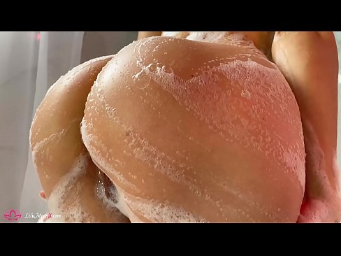 ❤️ Brunette Masturbates Pussy b'vibratur għal orga intens fid-doċċa Porn Russu lilna ❌