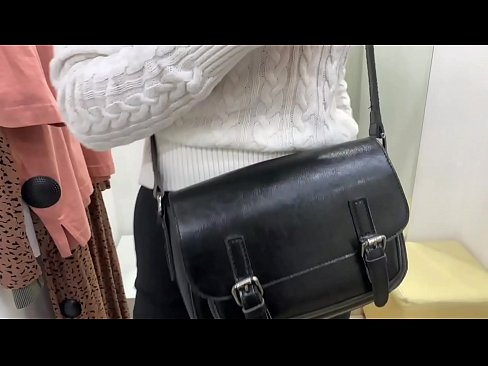 ❤️ Masturbazzjoni pubblika tal-kelba żagħżugħa FeralBerry b'dildo fil-kamra tal-armar Porn Russu lilna ❌